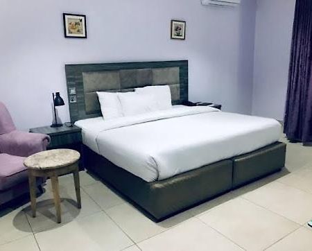 Esther Court Hotel Акуре Екстериор снимка