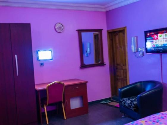 Esther Court Hotel Акуре Екстериор снимка