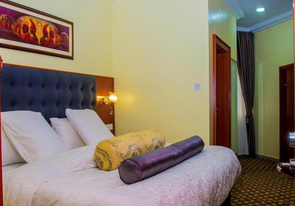 Esther Court Hotel Акуре Екстериор снимка