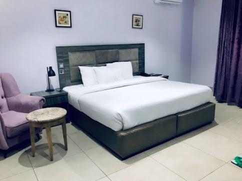 Esther Court Hotel Акуре Екстериор снимка